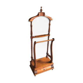 Servant Oak Room Valet