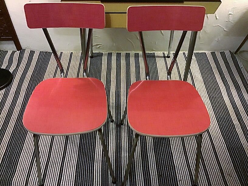 Table formica yellow and 2 red chairs