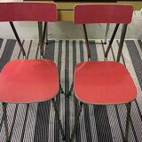 Table en formica jaune et 2 chaises rouges