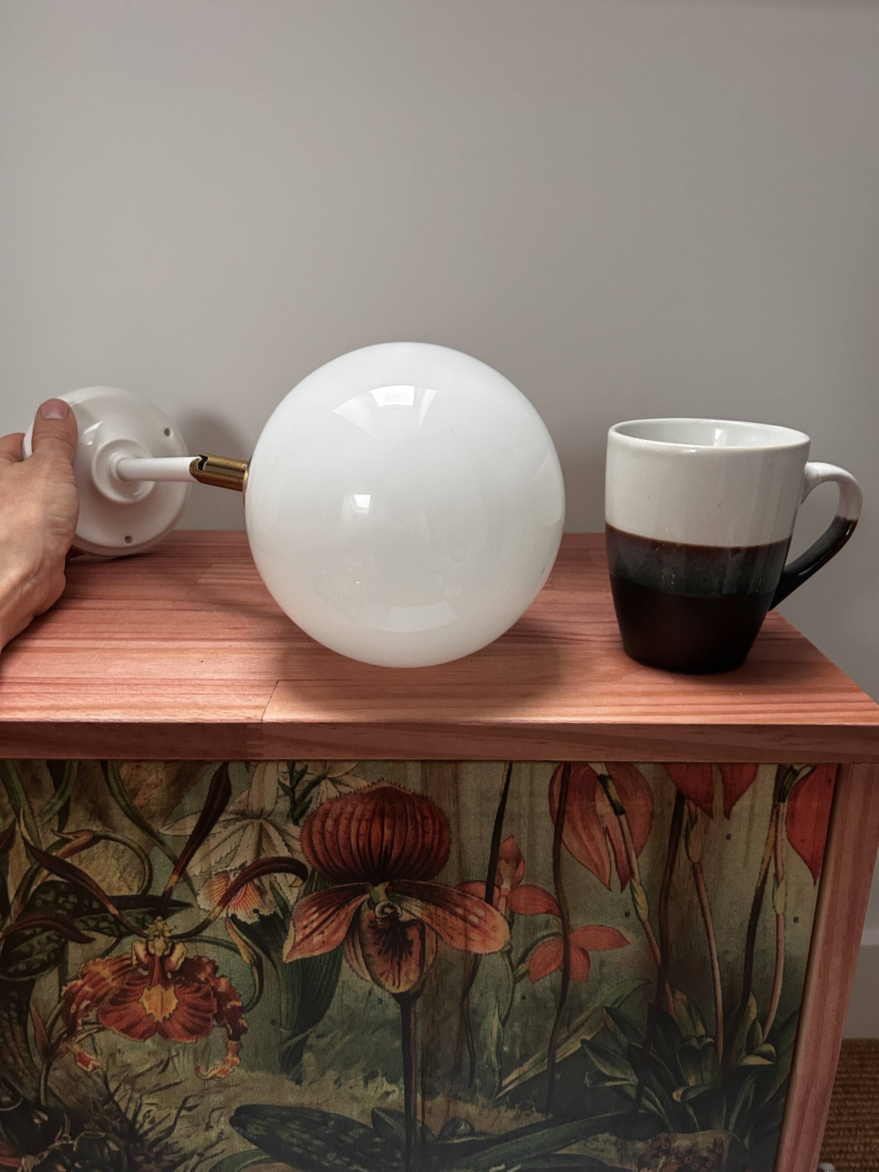 Applique murale inclinable globe opaline blanche