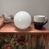 Applique murale inclinable globe opaline blanche