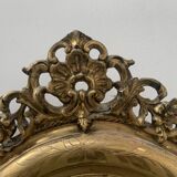 Oval frame with pediment in wood and gilded plaster, 19th century
