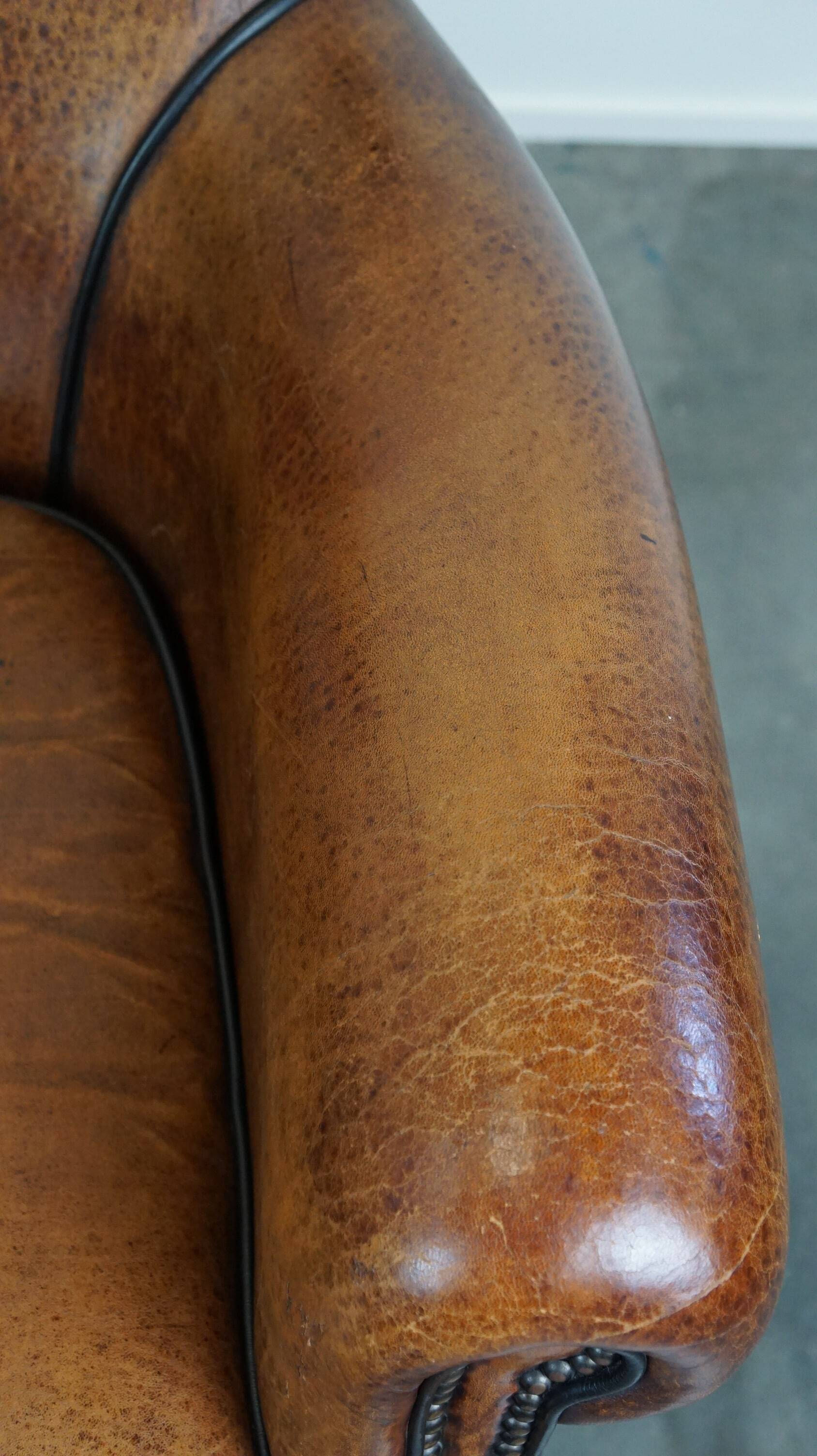 Correct and comfortable sheep leather armchair/armchair with a beautiful finish