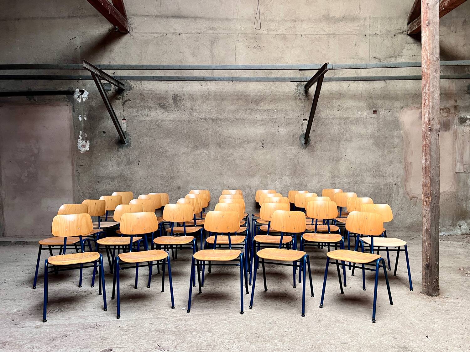 Stackable school chair 32