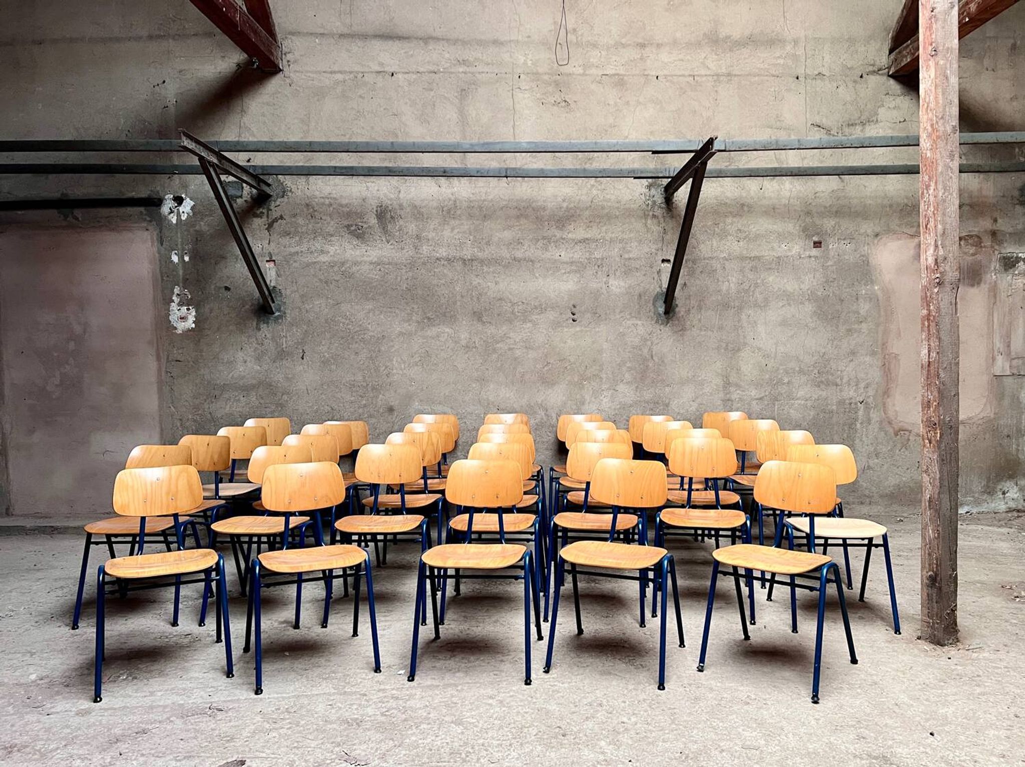 Stackable school chair 32