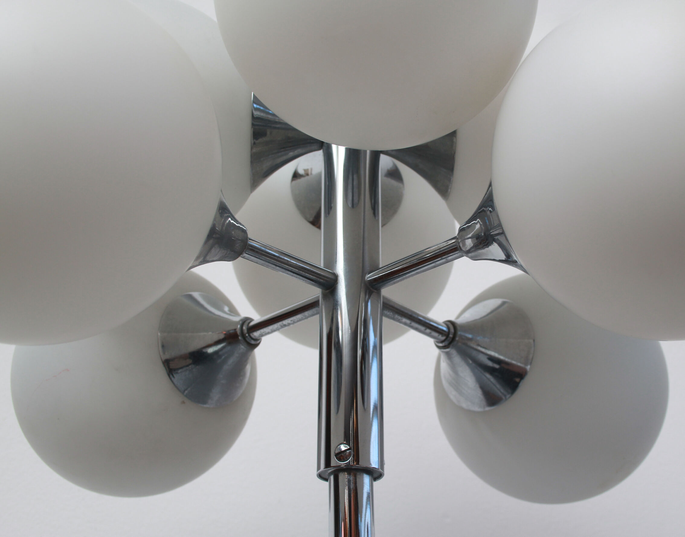 1970s floor lamp in chromed metal and opaline