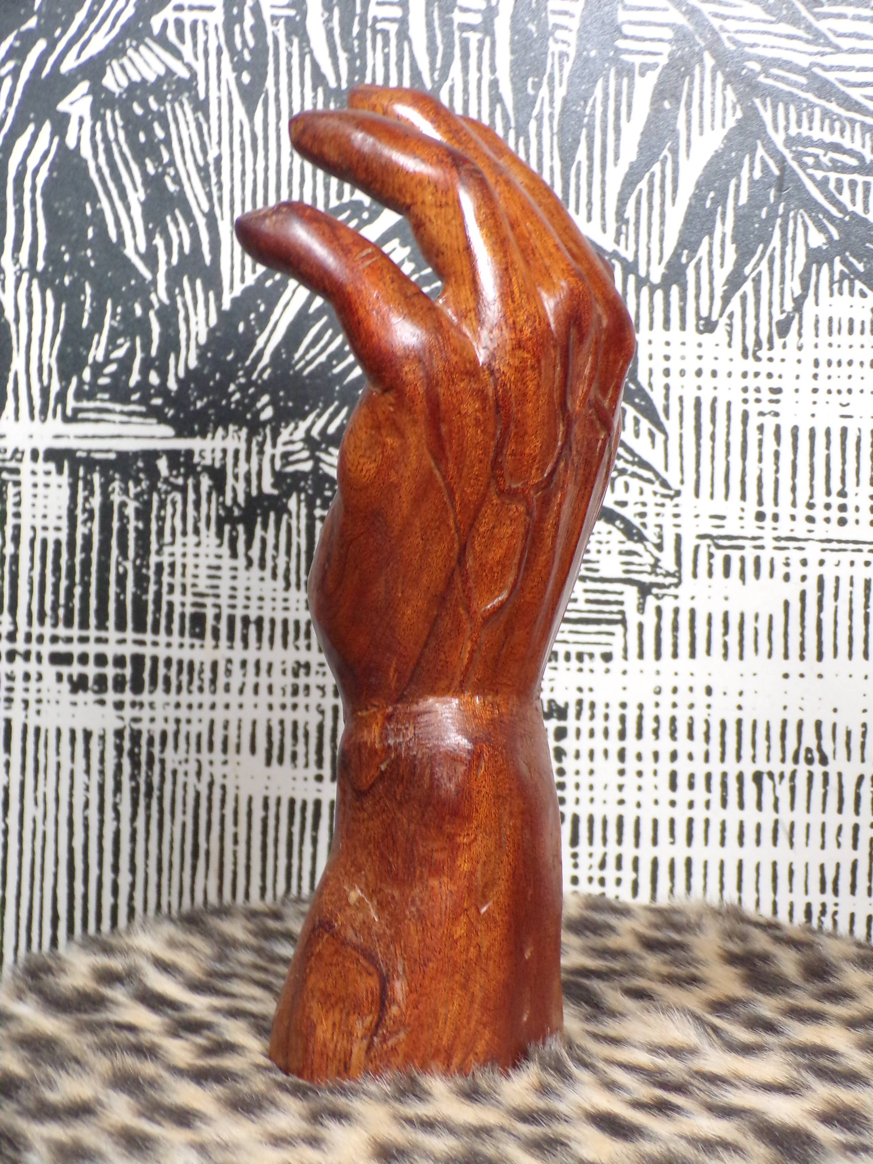 Main sculptée en teck années 1960