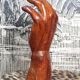 Main sculptée en teck années 1960