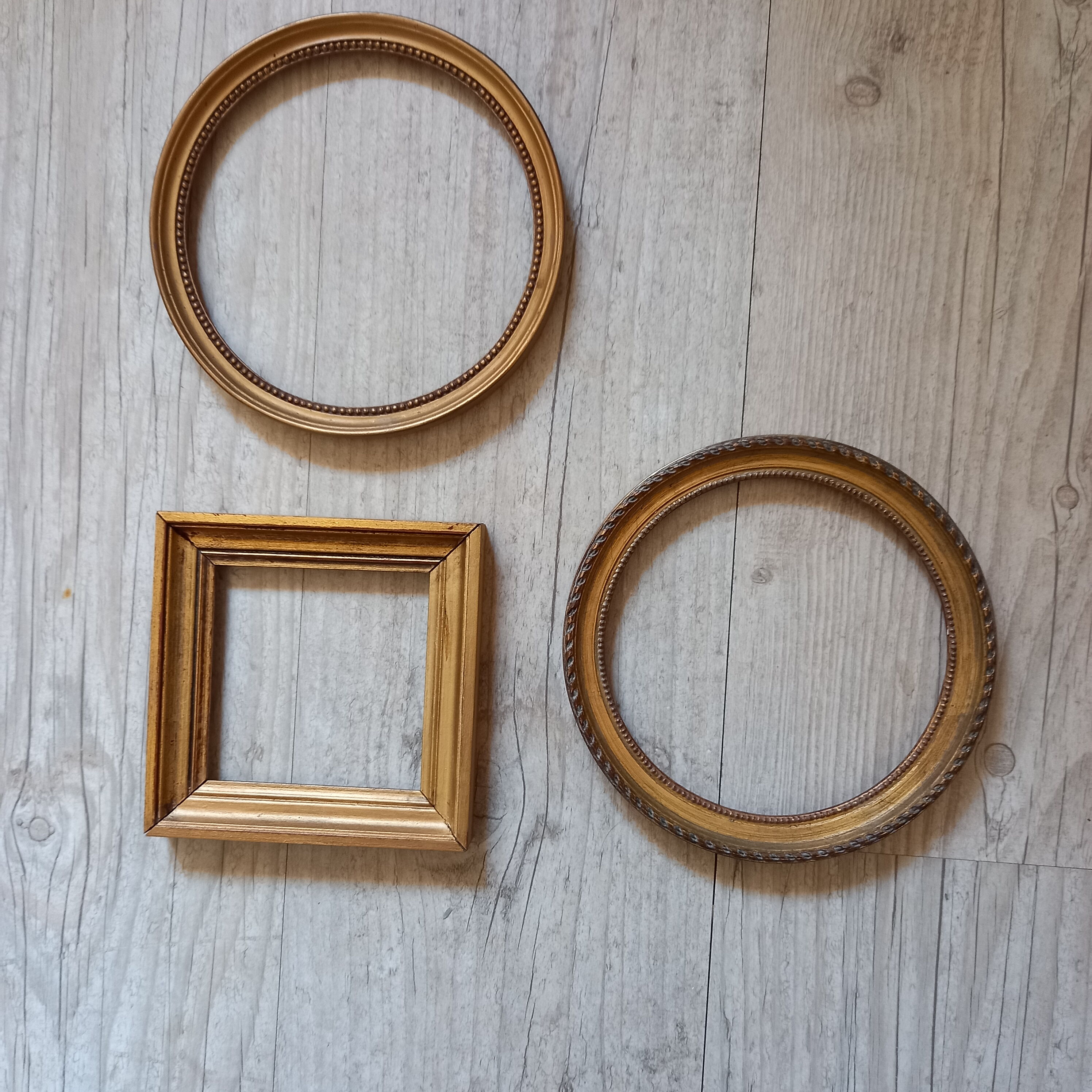 Set of 3 round frames and golden square