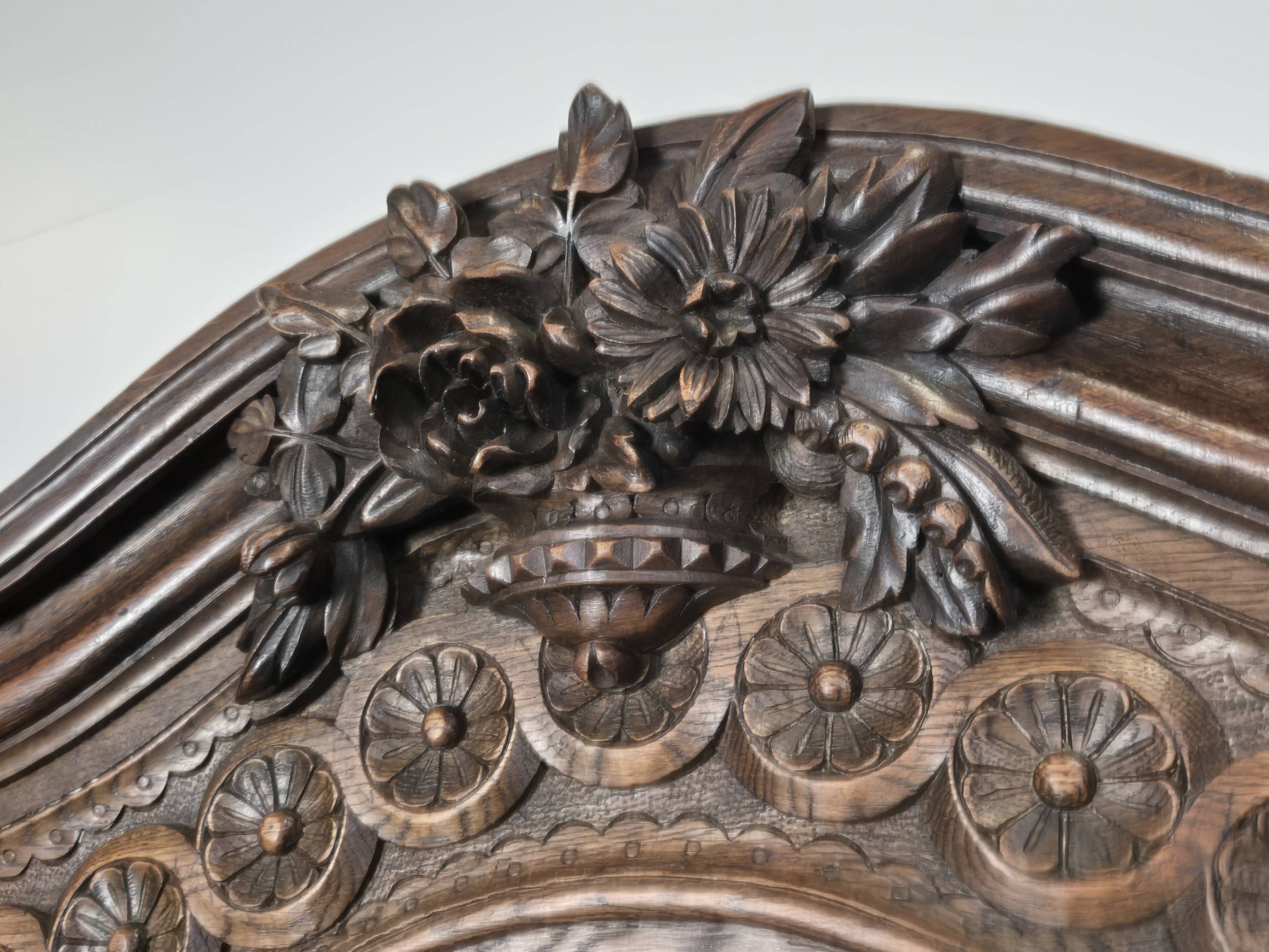 Norman bonnetière carved in solid oak