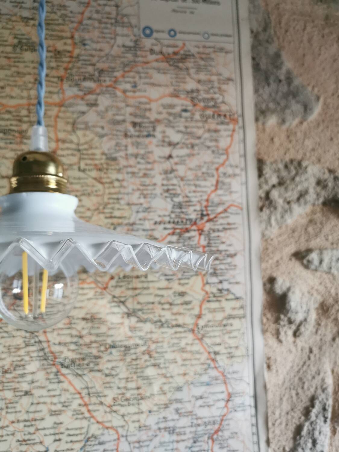 Suspension in white lace opaline, sky blue cable.