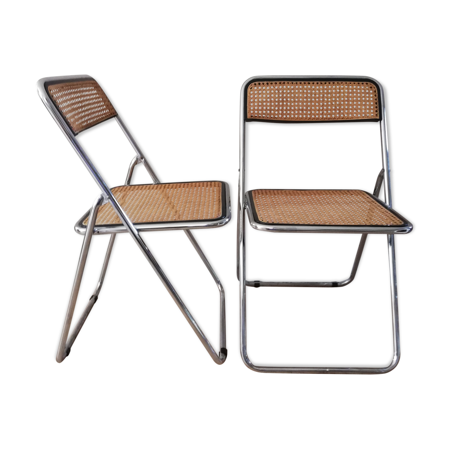 Paire de chaises pliantes en cannage et tube chromé