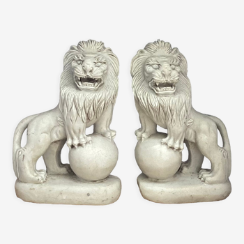 Paire de lions en marbres blancs