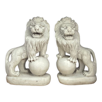 Paire de lions en marbres blancs