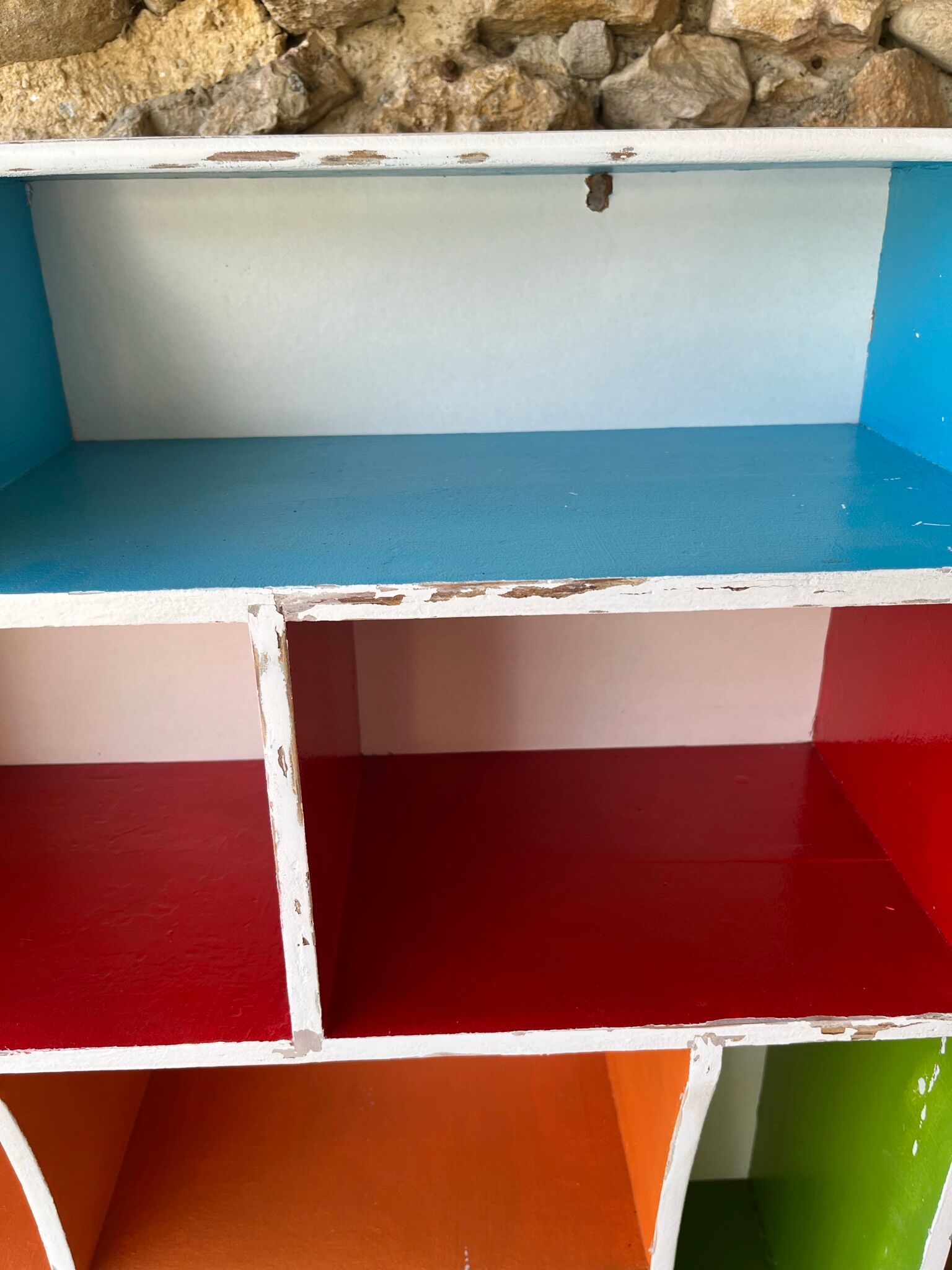 Wall-mounted or free-standing wooden locker shelf