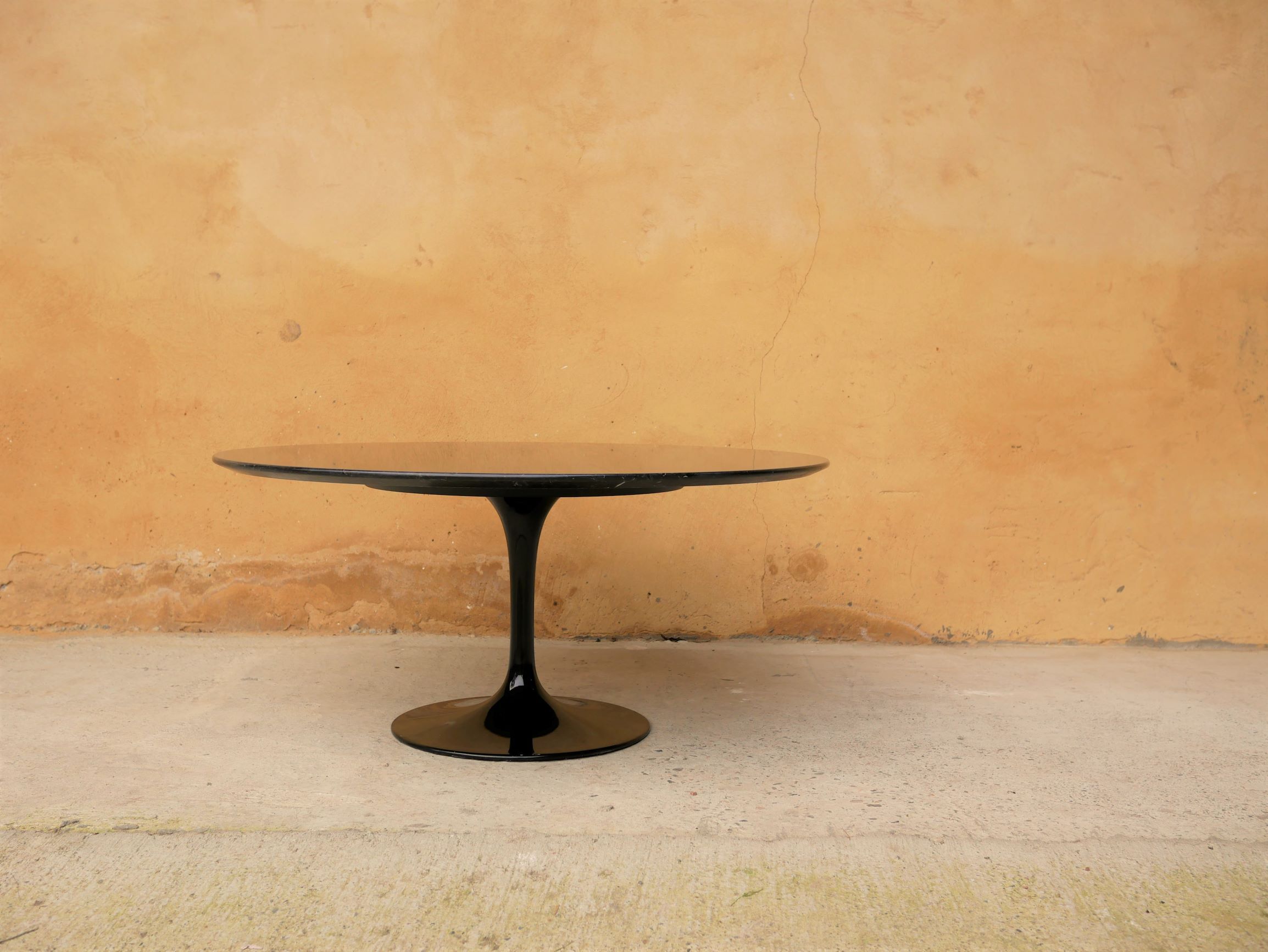 Table basse tulipe vintage en marbre noir