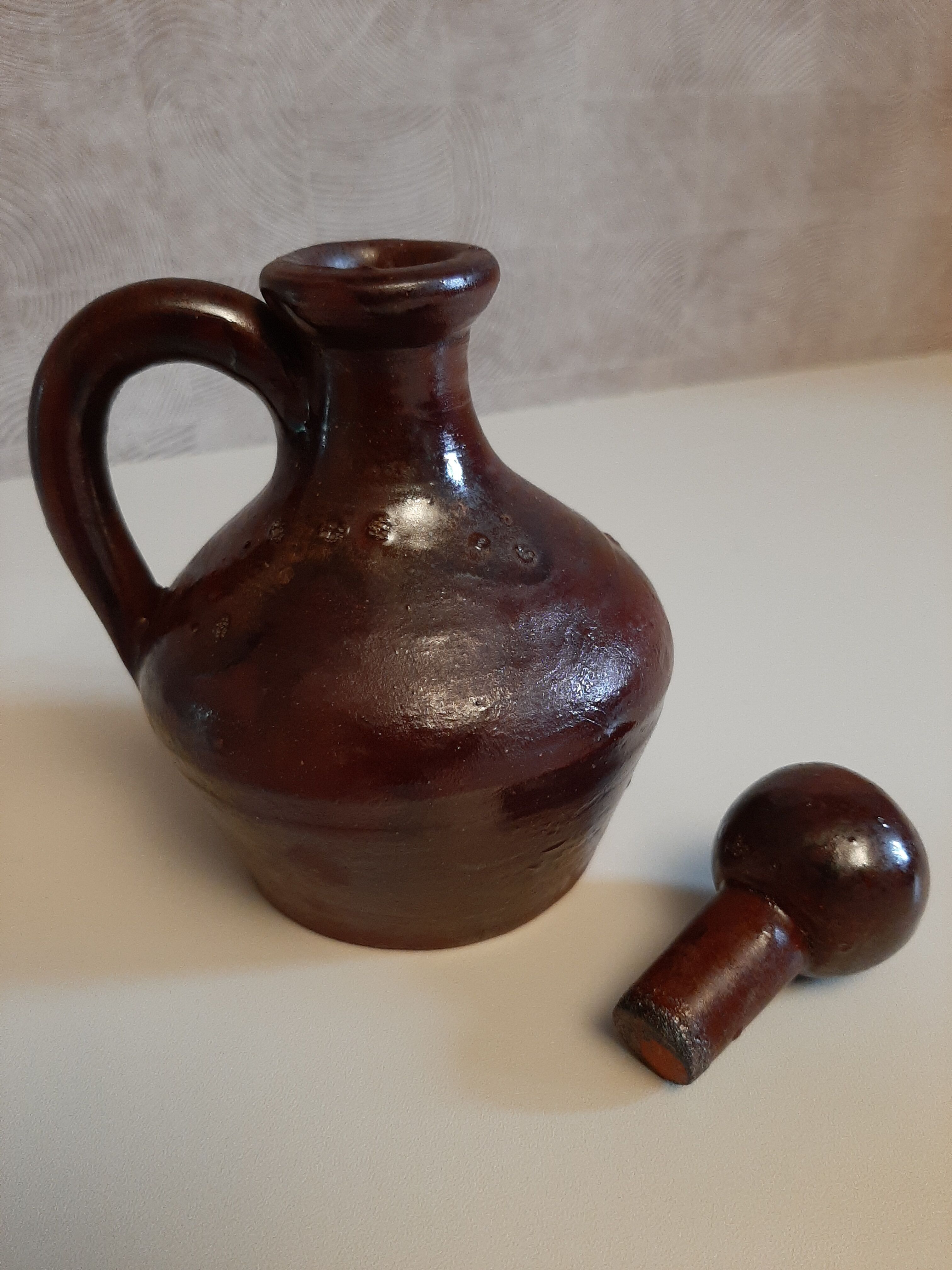 Bouteille et cruchon en grès vernissé artisanal du Cotentin