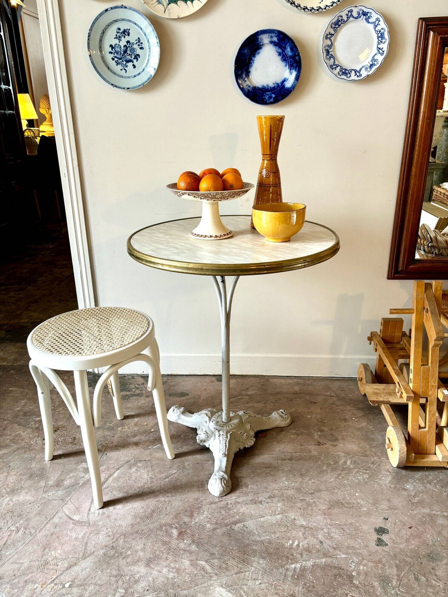 Table bistrot en fonte de fer grise et mélaminé beige ⌀ 60 cm