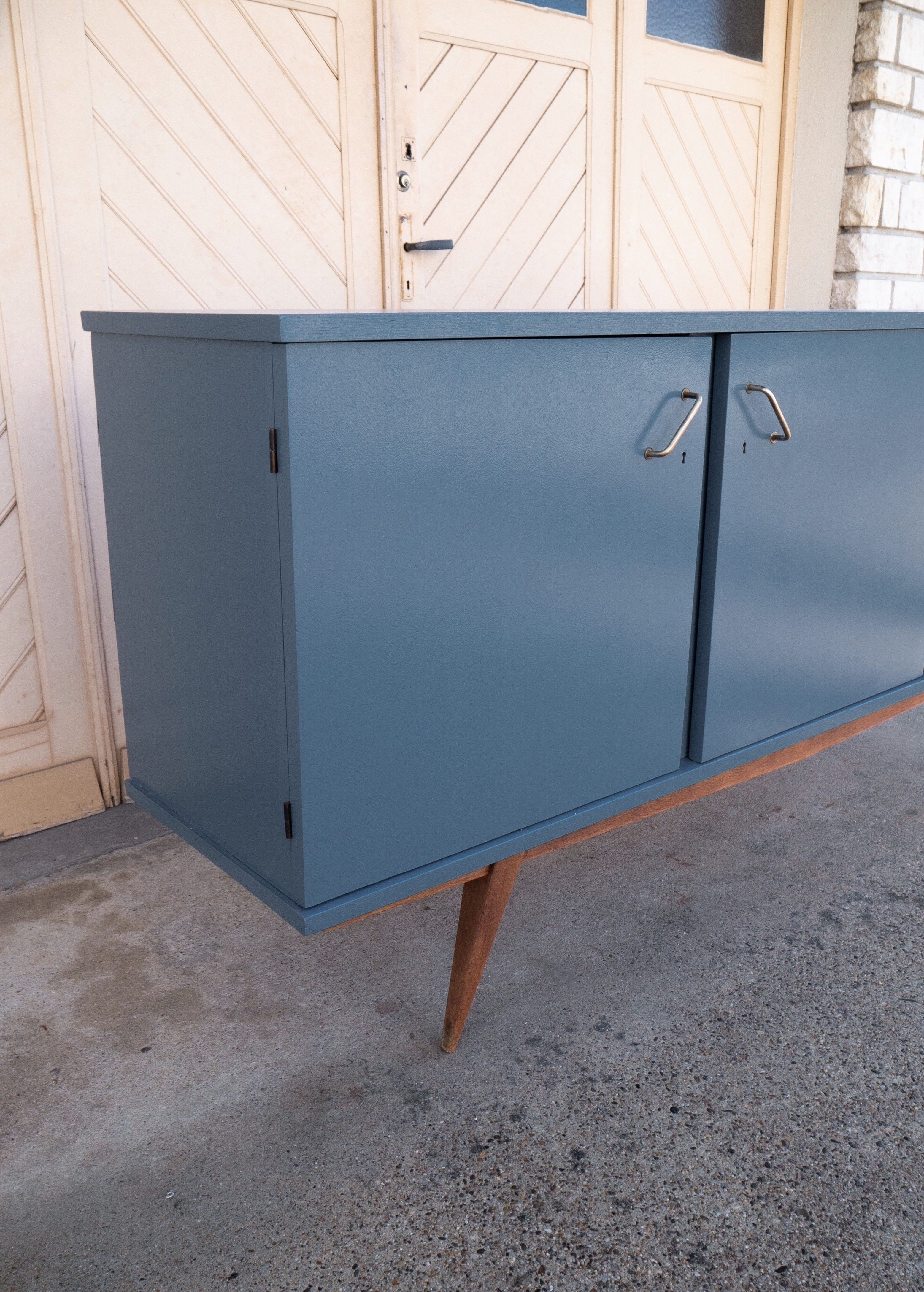 Sideboard feet compass