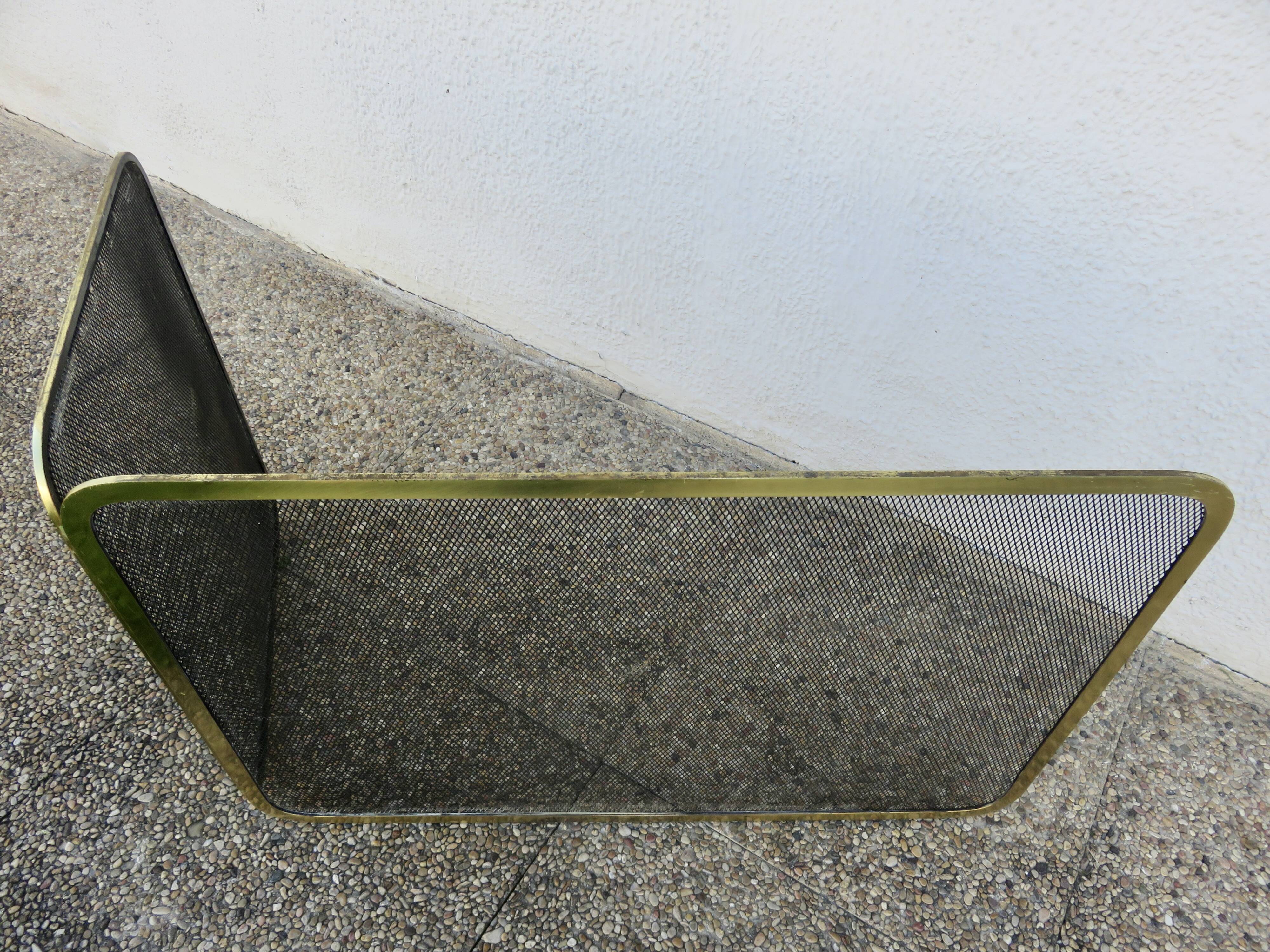 Fireplace screen with 2 panels in gilded brass and expanded metal, 1970s.