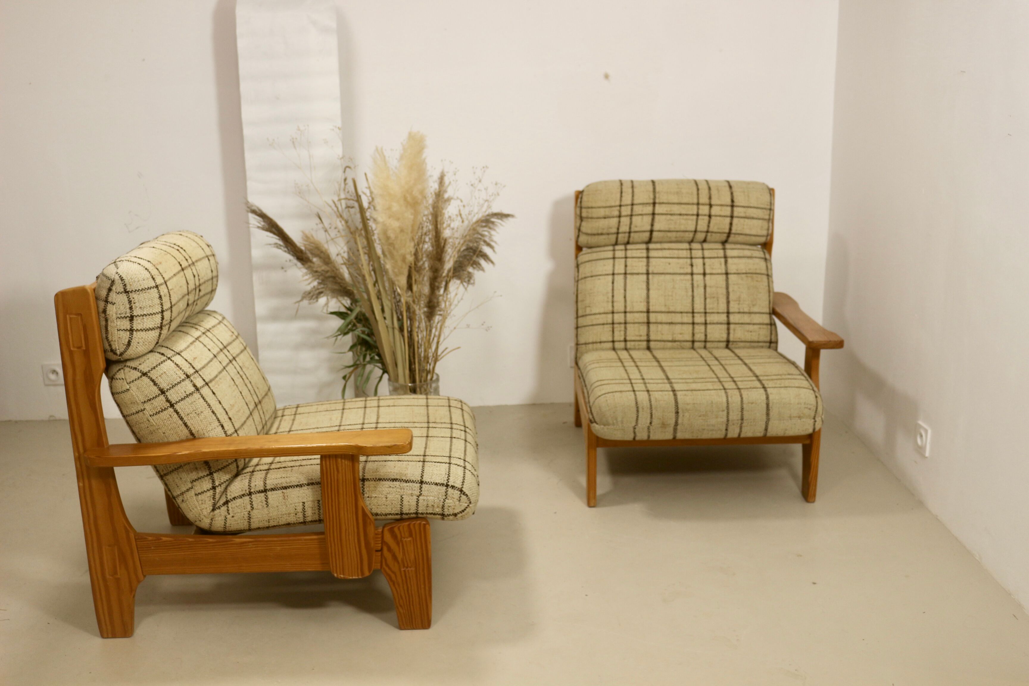 Sofa 2 places convertible into armchairs year 70-80 Solid pine.