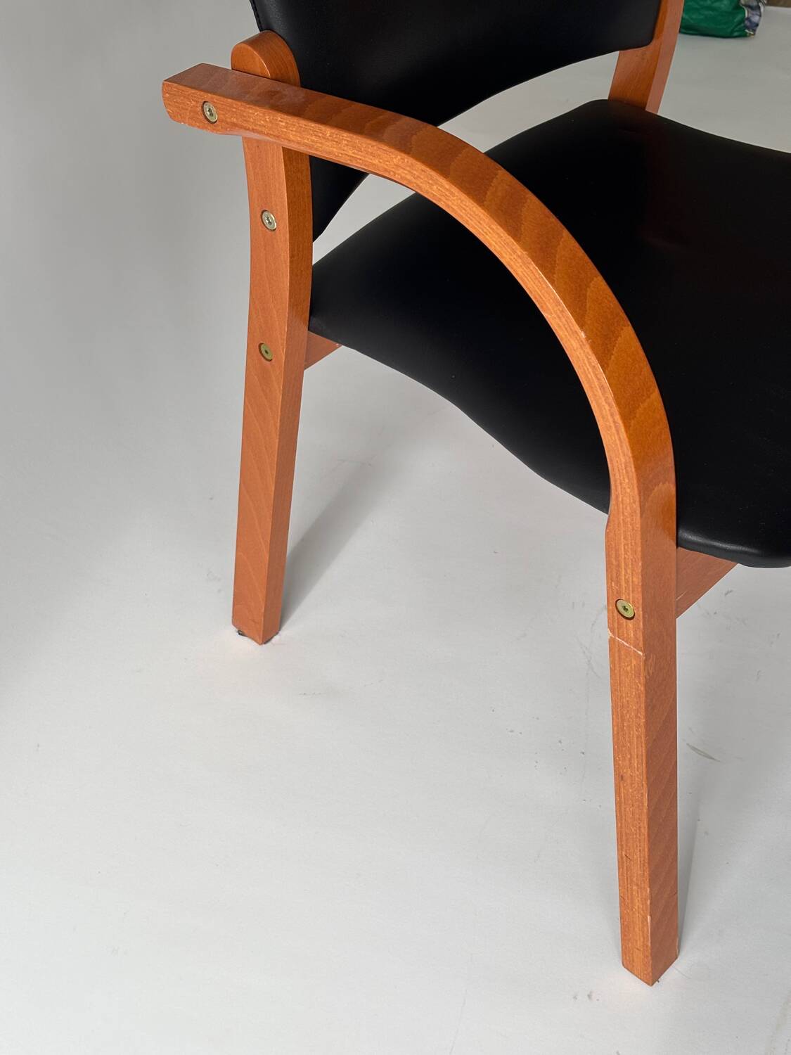 Chaise de bureau bois et Skaï noir 1980