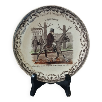 Assiette parlante monochrome marron, thème humorist. "l'équitation" de Sarreguemines UG, fin 19eme