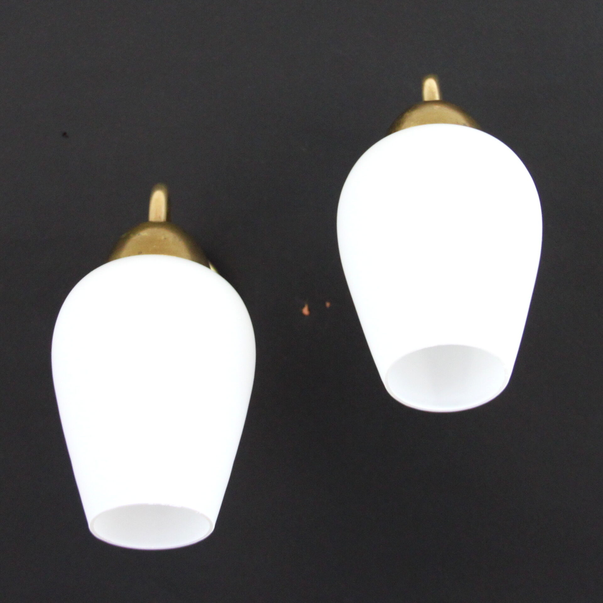 Pair of wall lamp in brass and glass white opaline, vintage