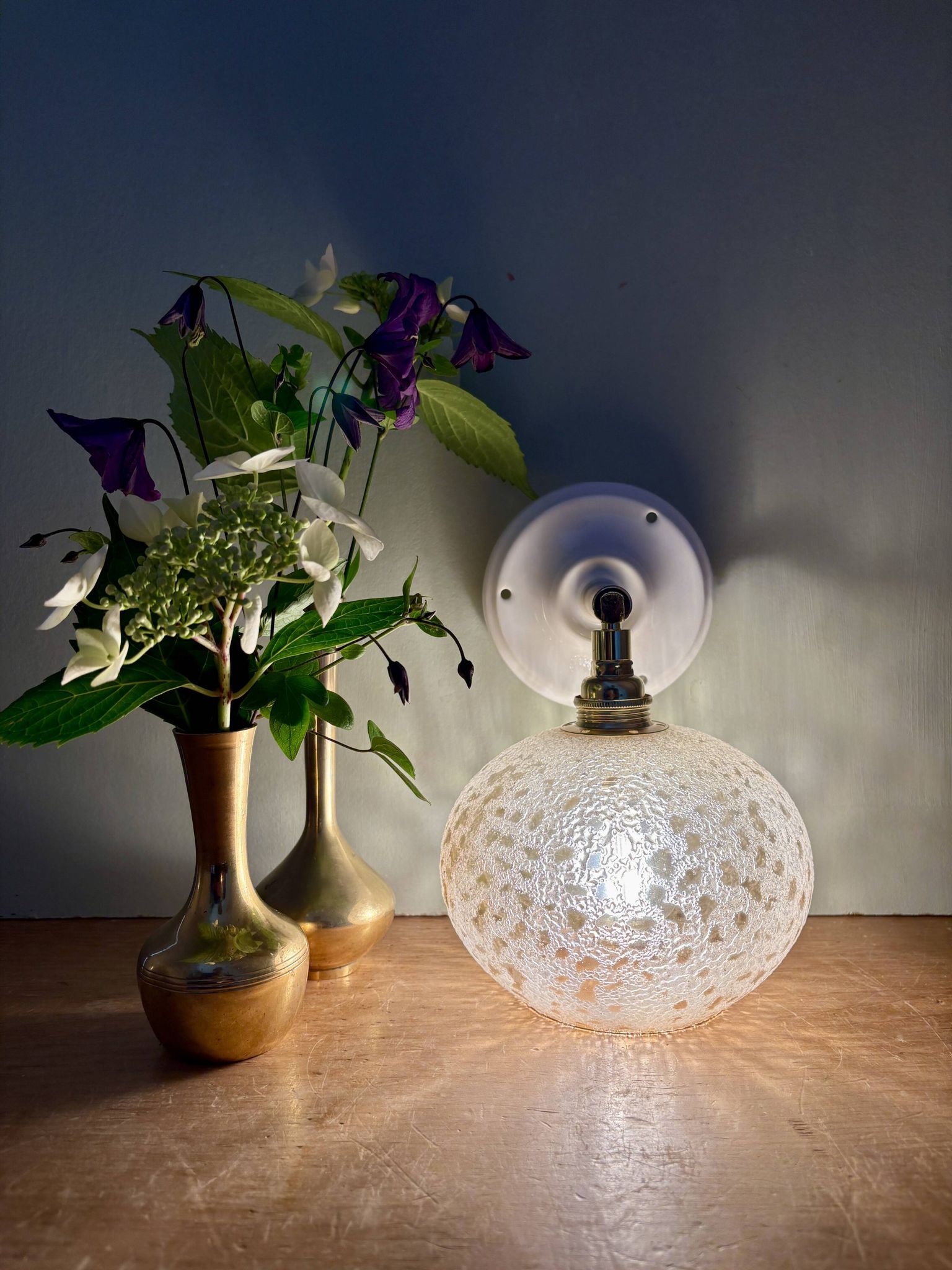 Applique globe vintage en verre granité ambré