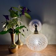 Applique globe vintage en verre granité ambré