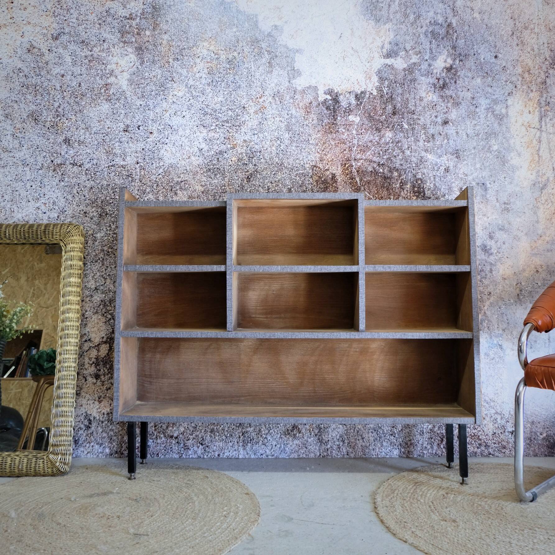 Asymmetrical shelf with lockers on feet