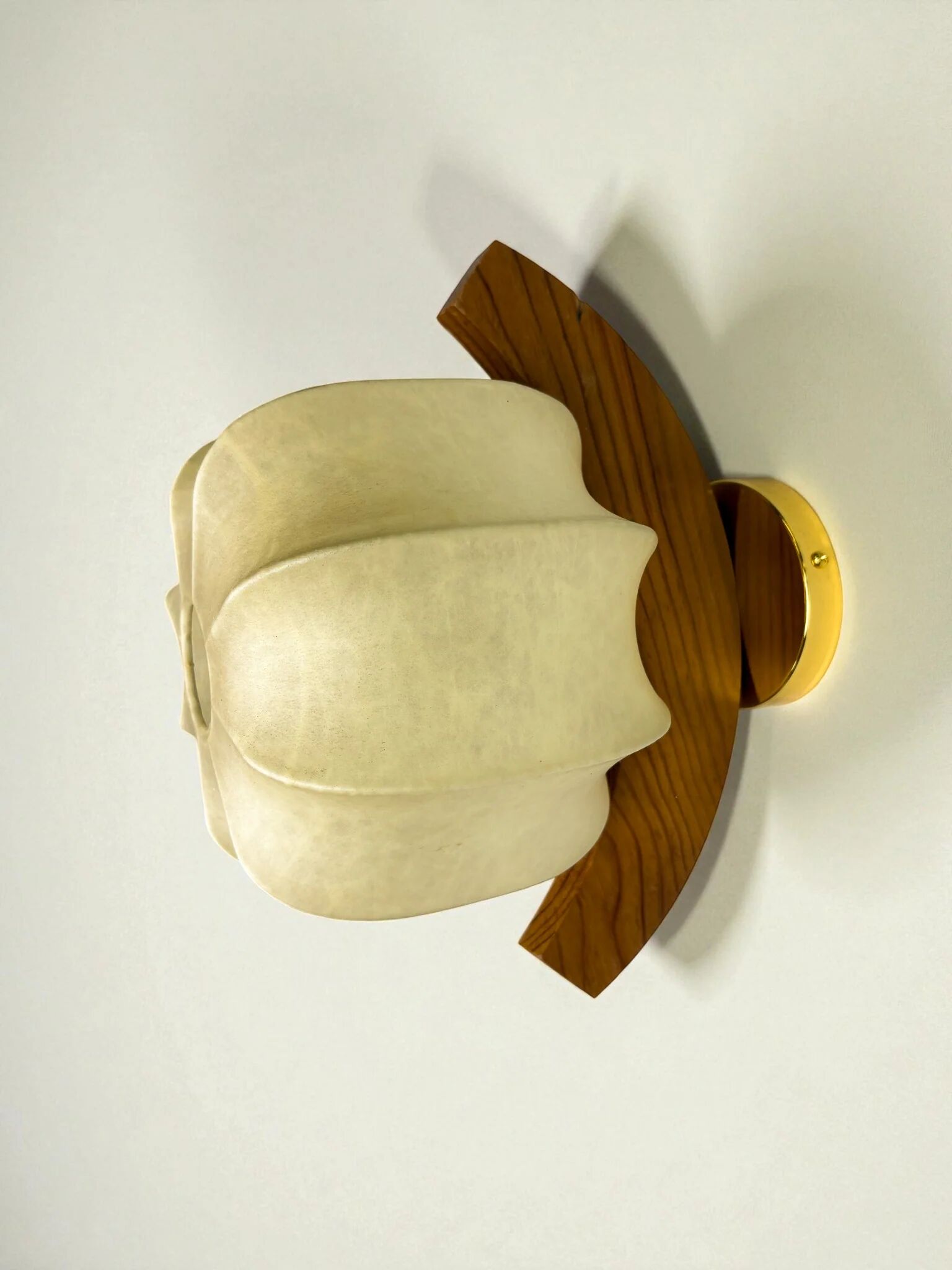Italian "Cocoon" wall light, resin and pine wood, 1970s