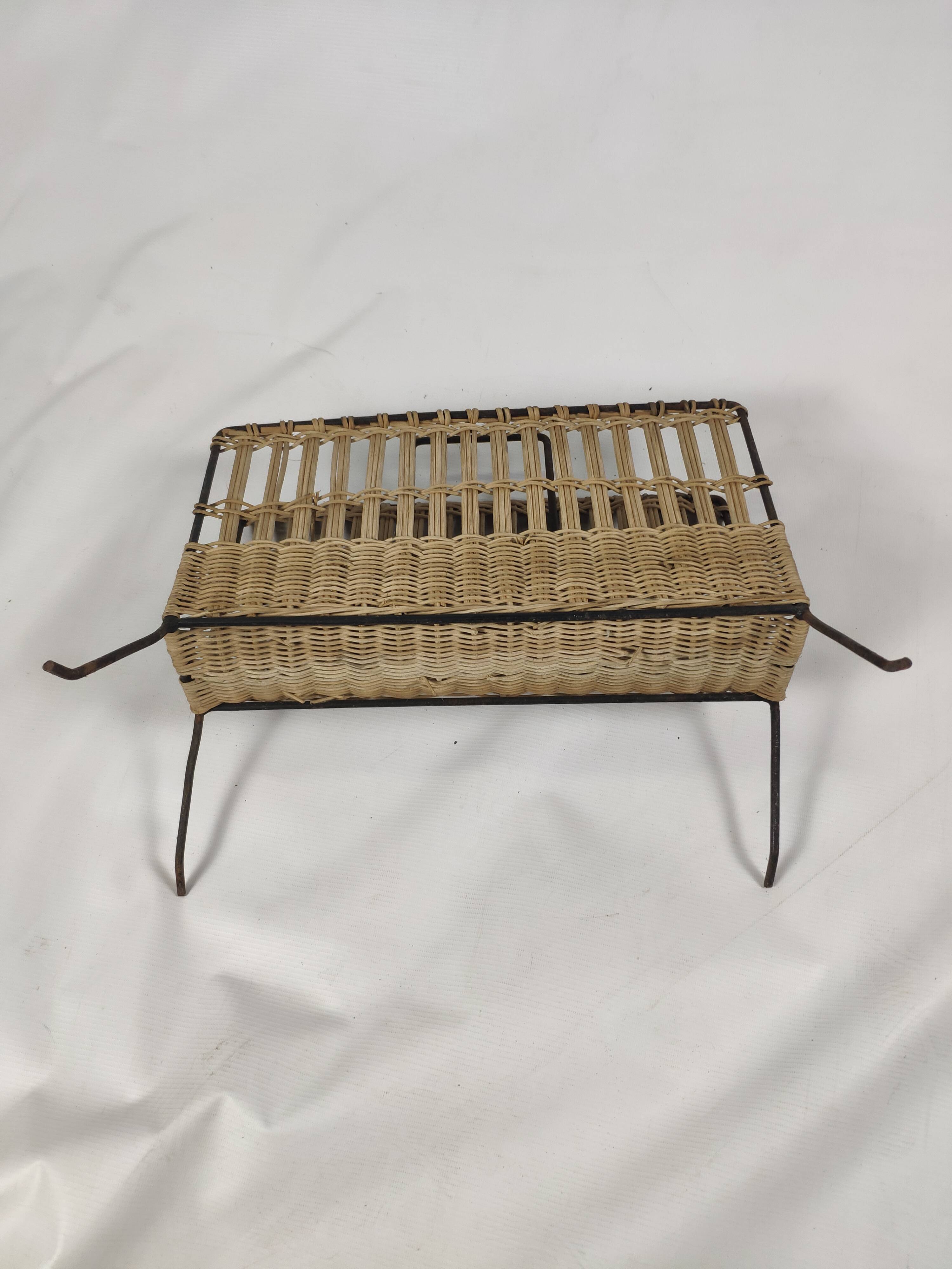 Porte revue vintage métal et osier tressé