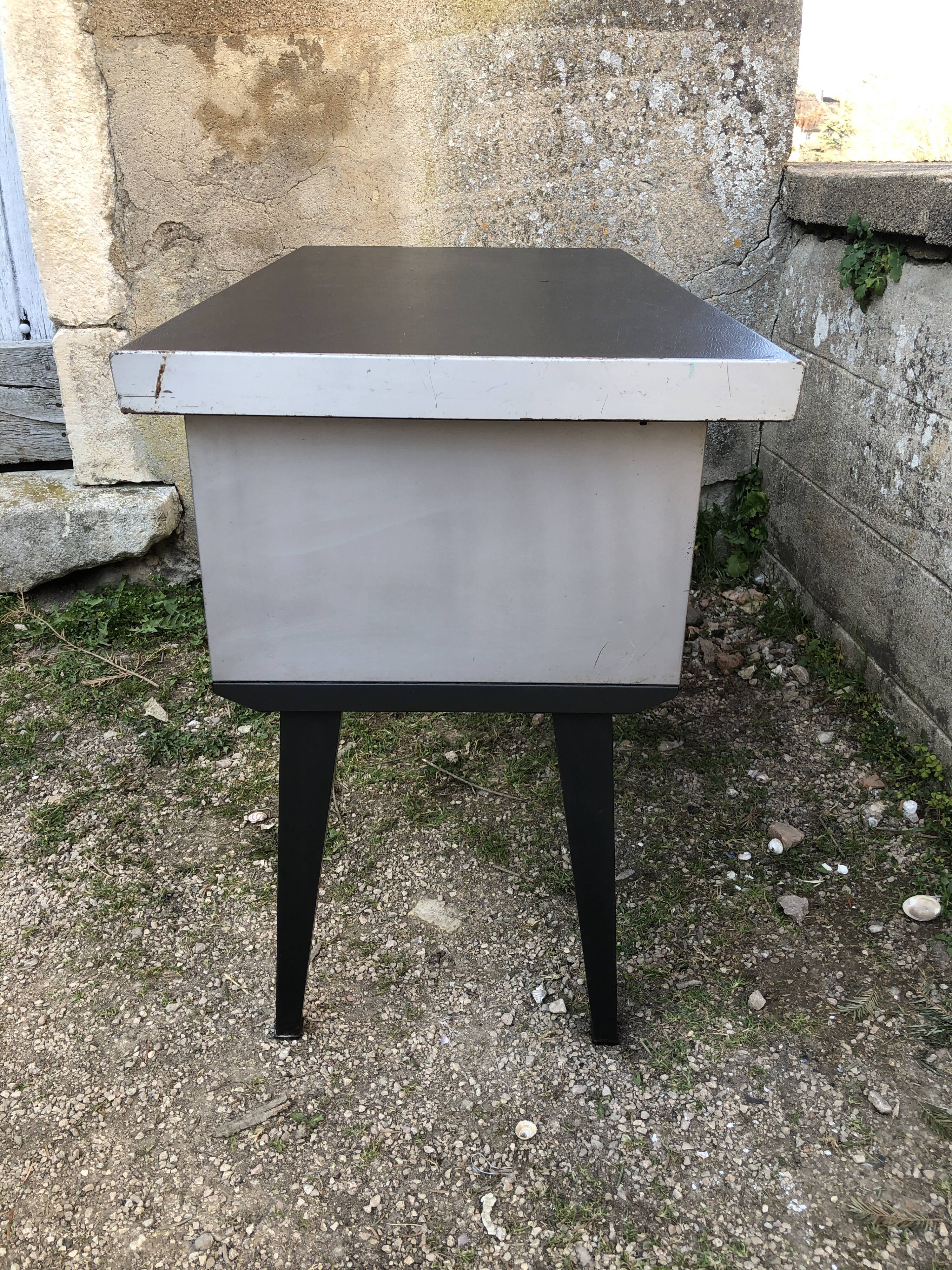 Strafor industrial desk