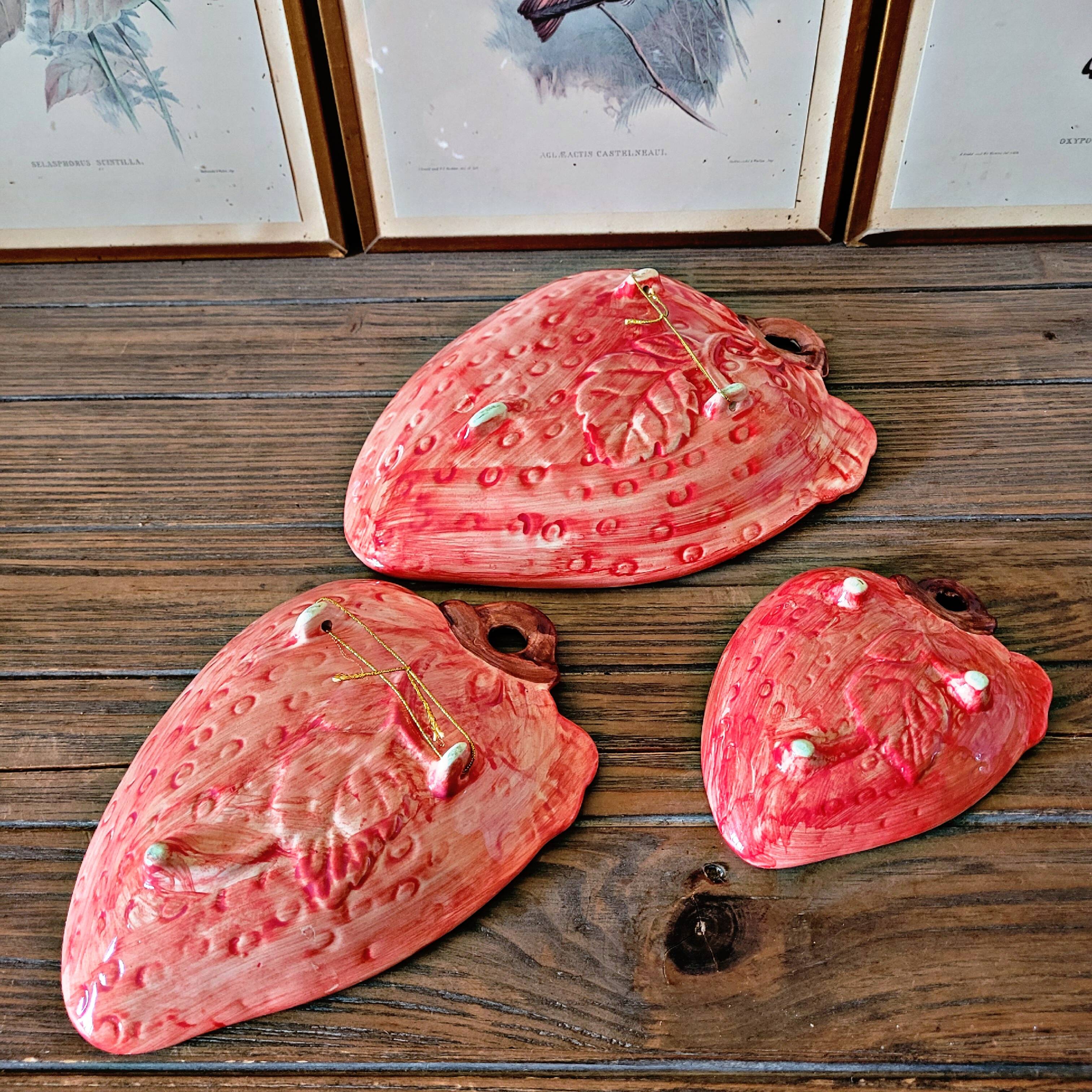 Coupelles, plats en barbotine fraise sur pieds