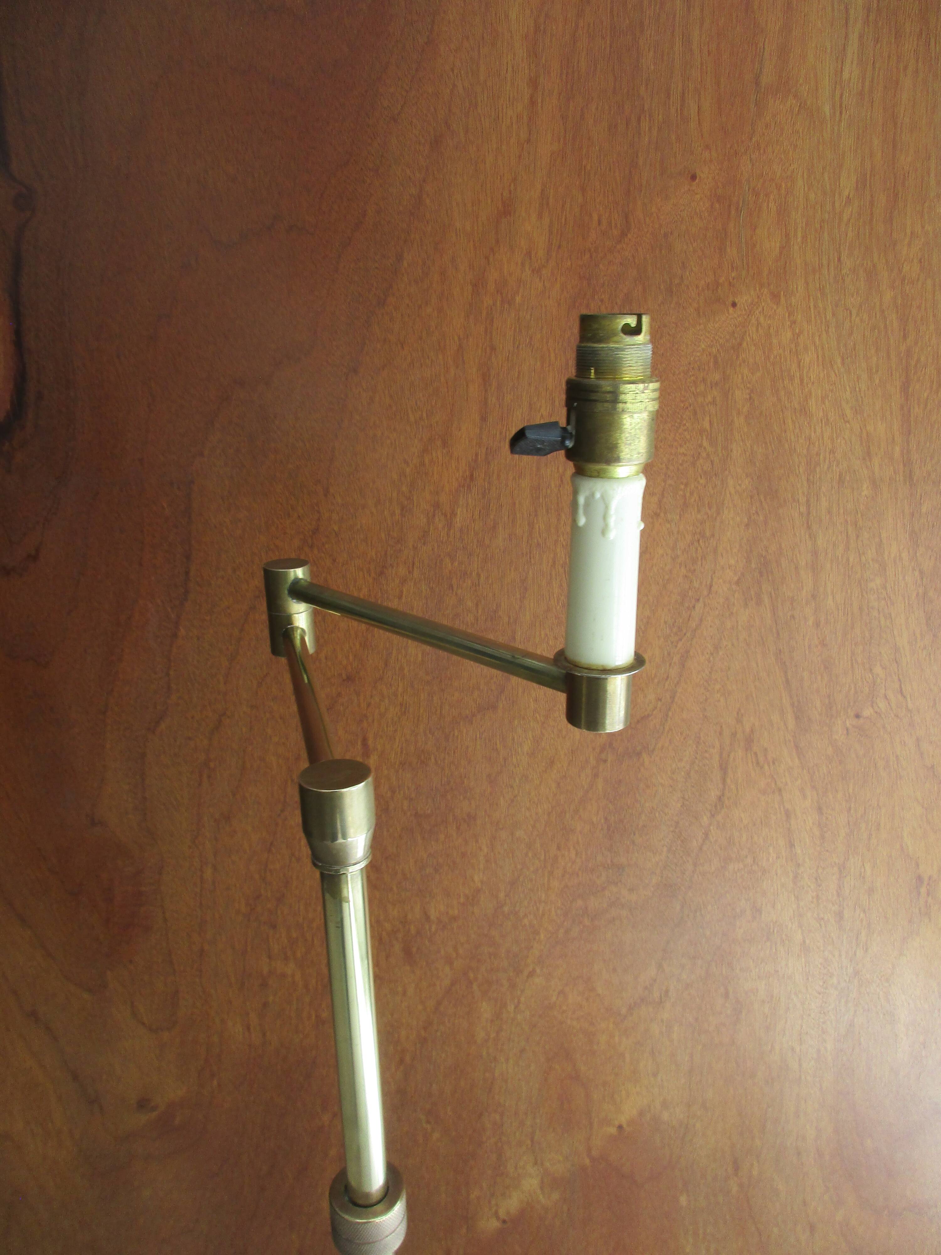 Depliable and articulated foot reader lamp