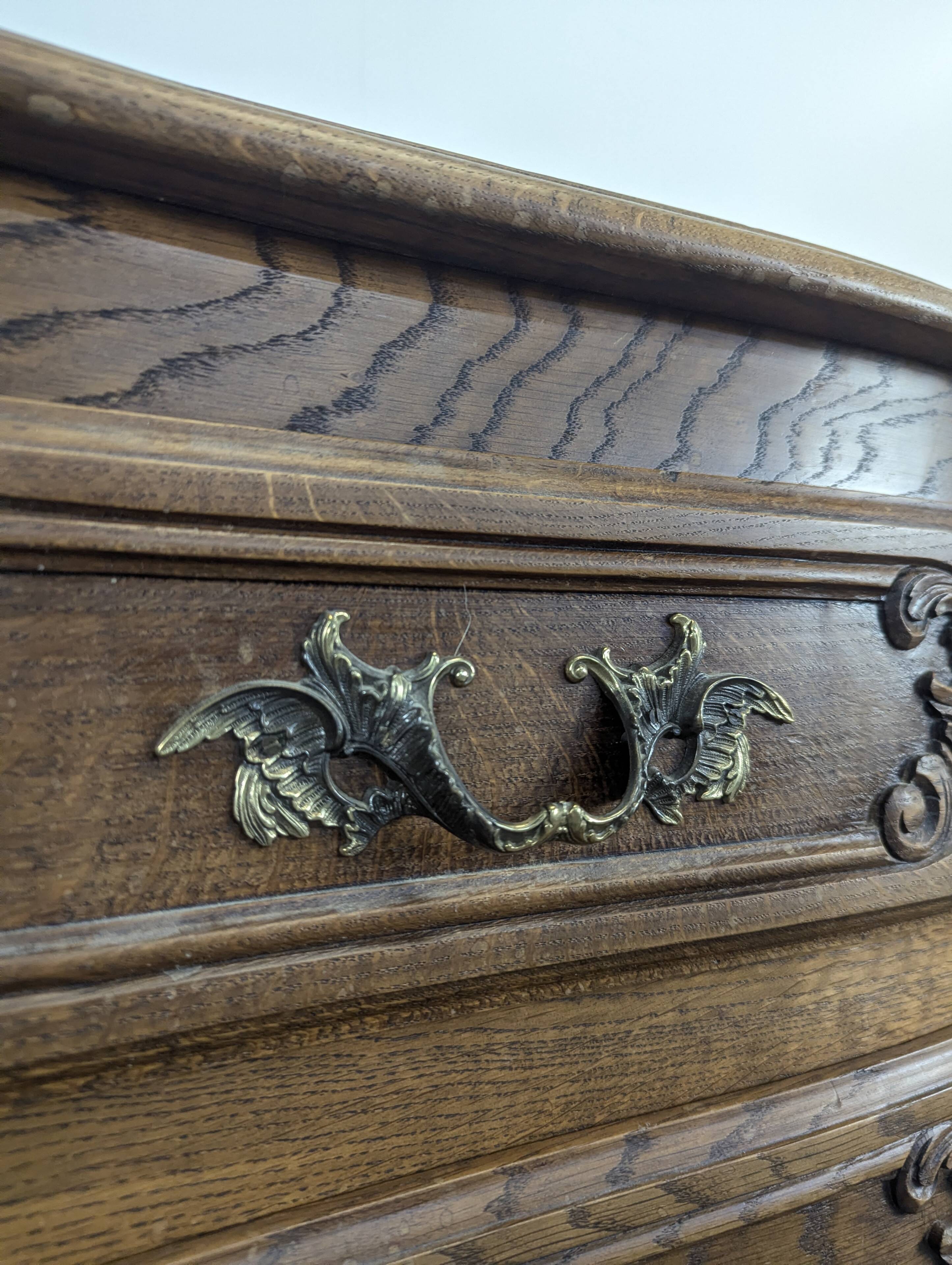 Commode néo rustique galbée richement sculptée