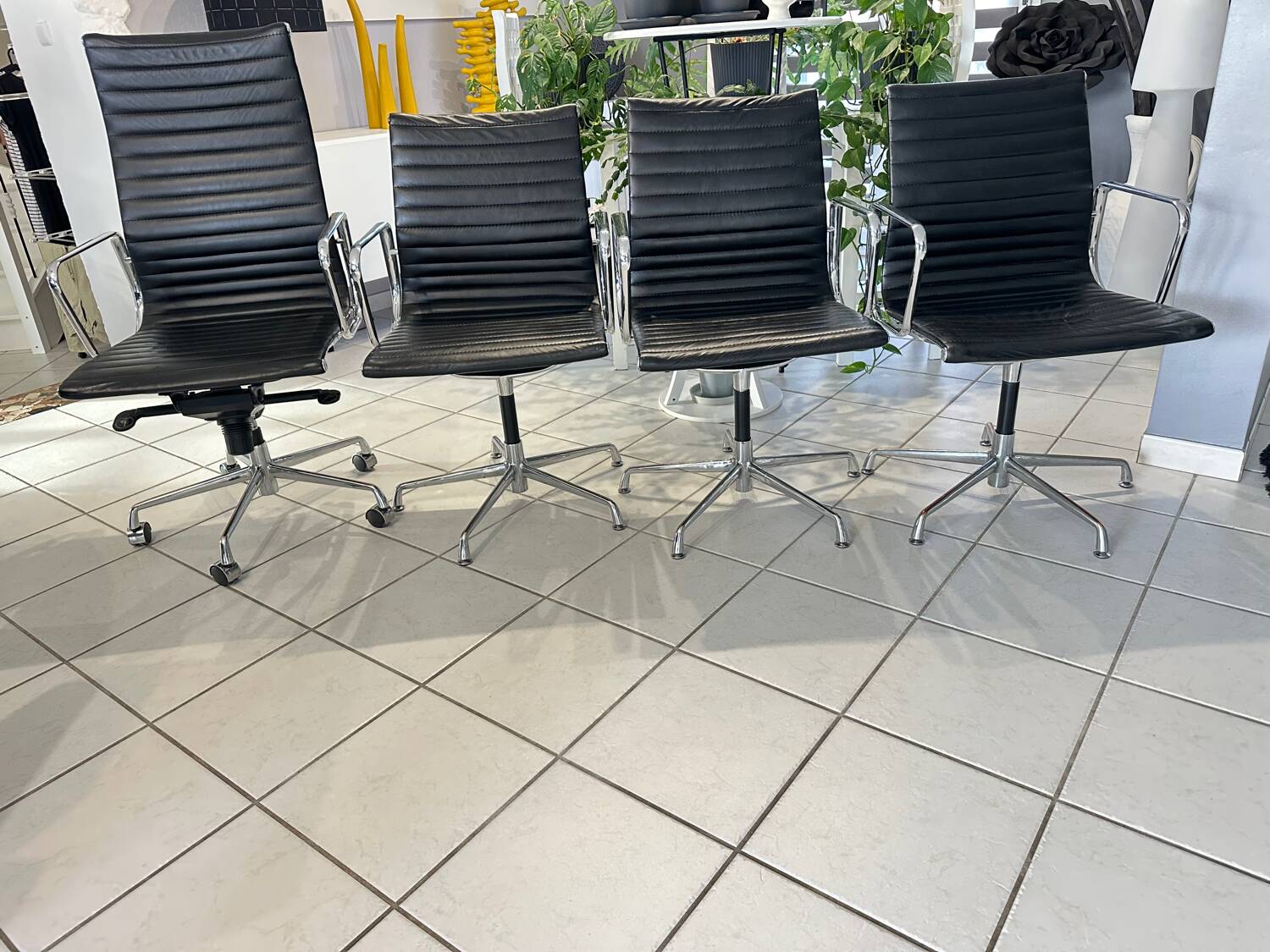 Ensemble de 4 Fauteuils cuir Charles & Ray Eames 1980