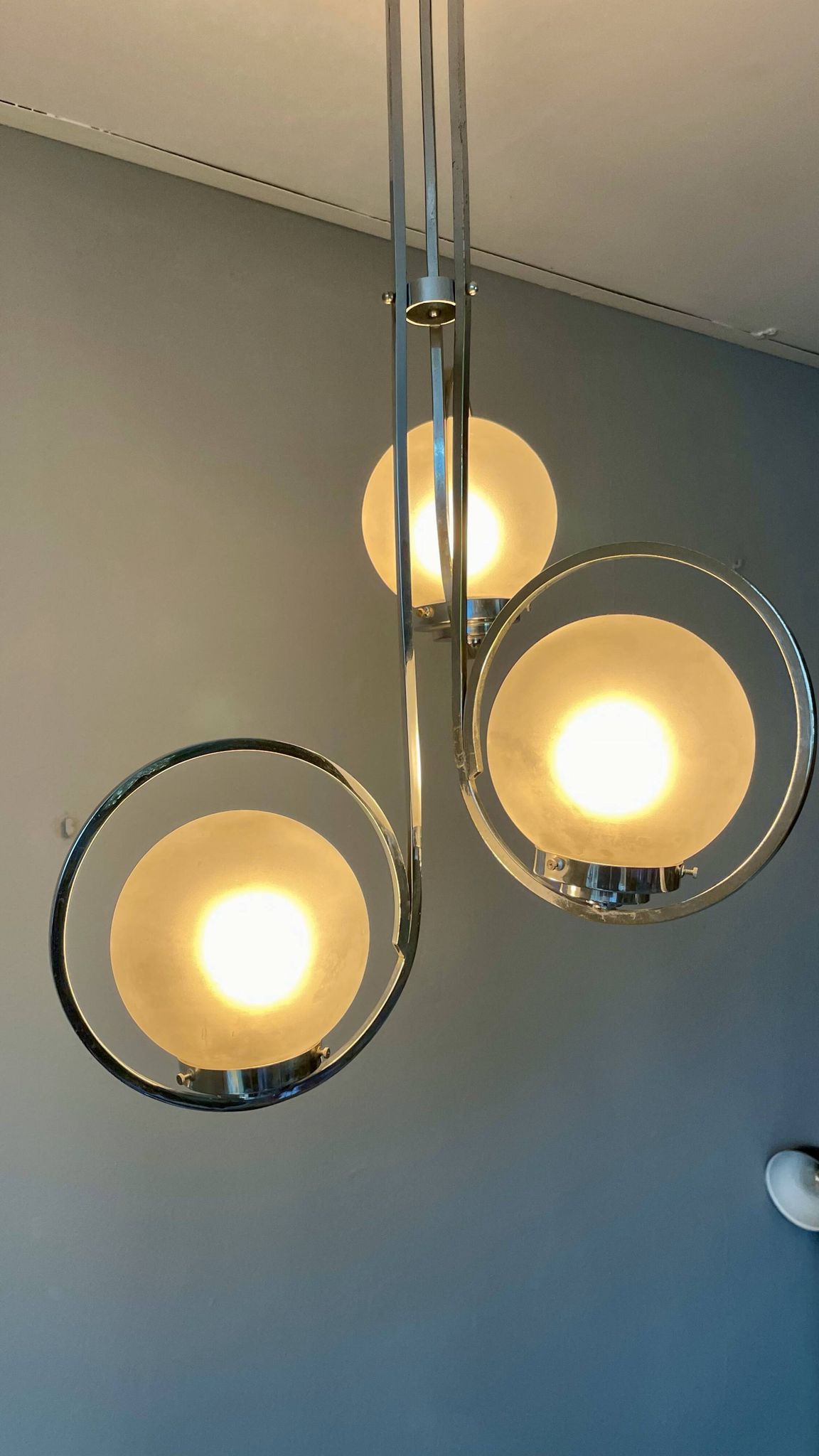 Lampe art déco en argent avec trois abat-jours en forme de sphère