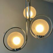 Lampe art déco en argent avec trois abat-jours en forme de sphère