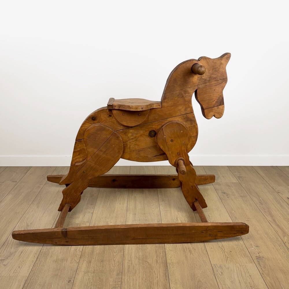 Grand cheval à bascule ancien en pin