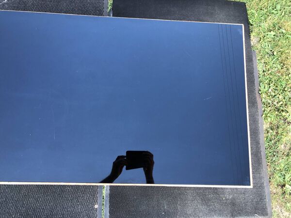 Table basse vintage en marbre et verre fumé.