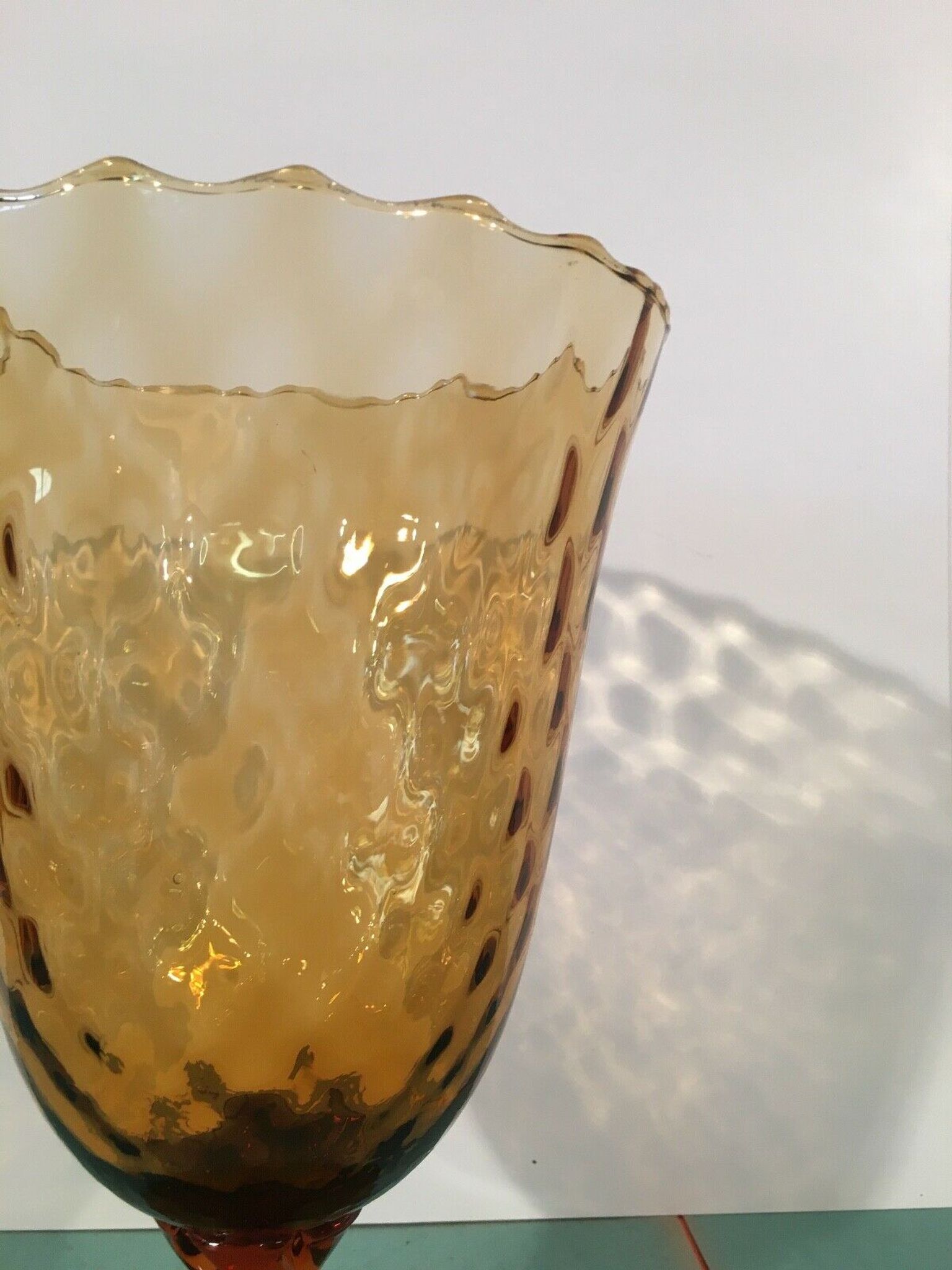 Vase cornet col mouvemente verre cathedrale prune "0158"