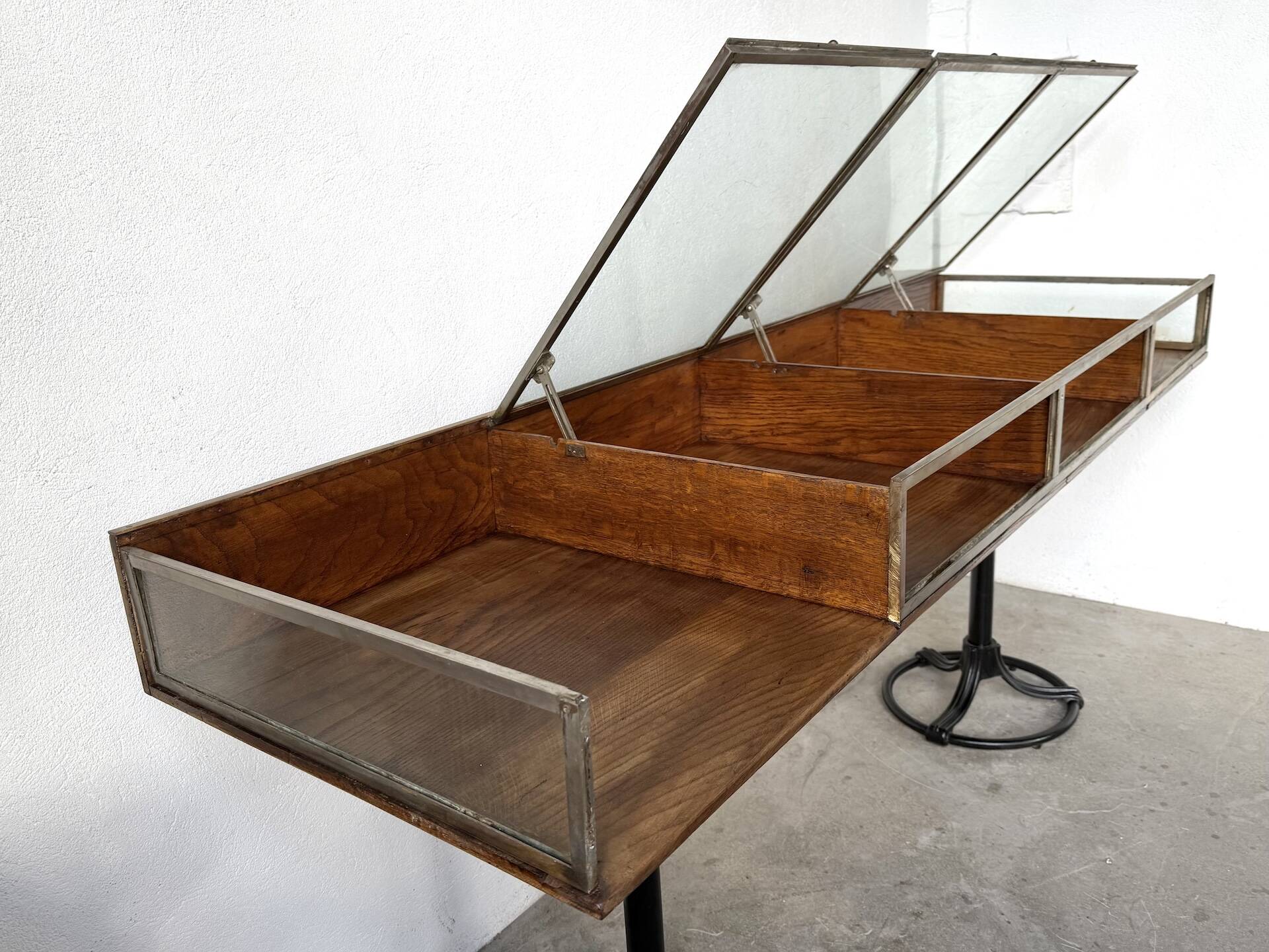 Oak and brass-mounted display cabinet on legs – Circa 1950