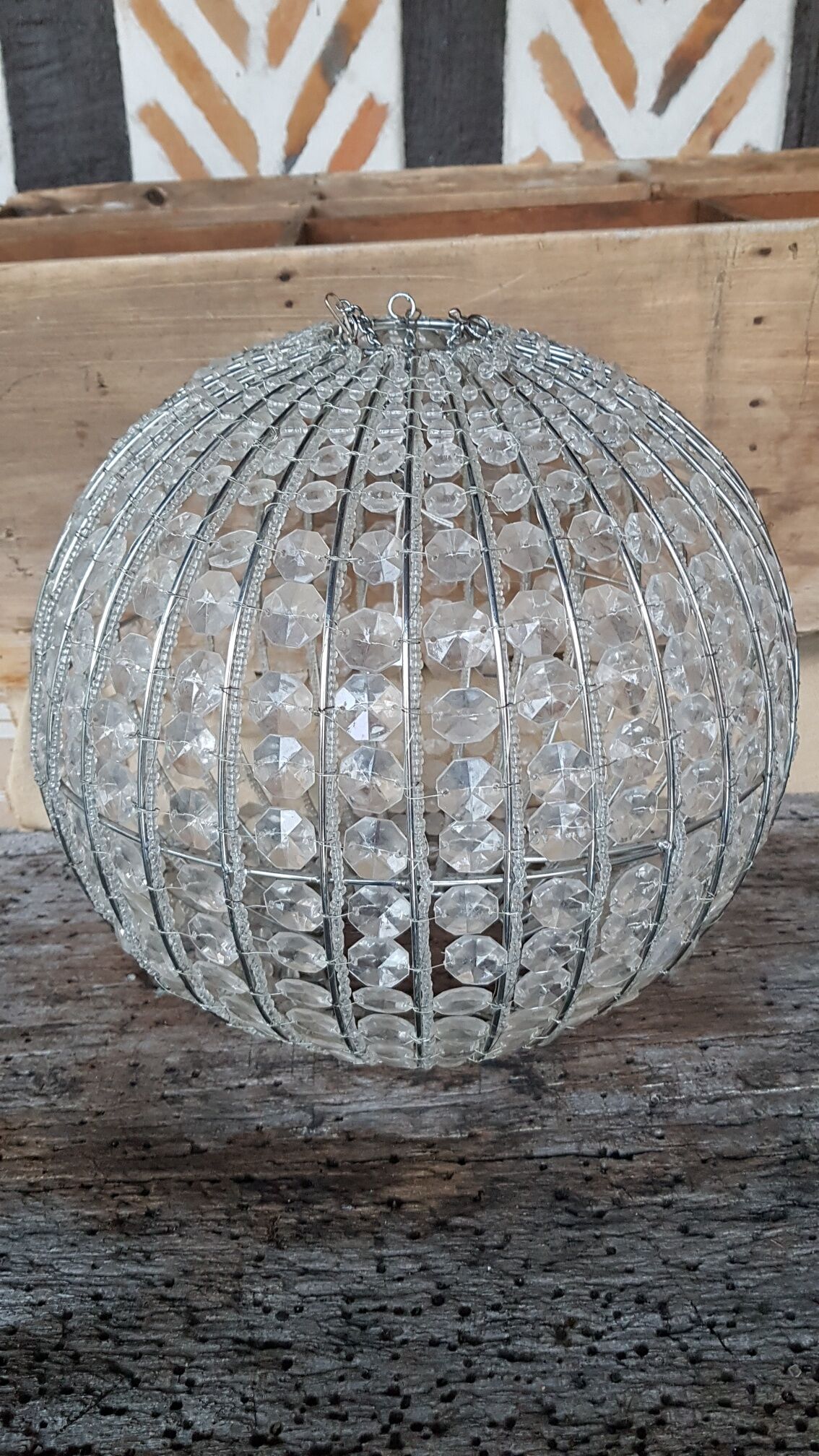 Round suspension of faceted glass grapevines