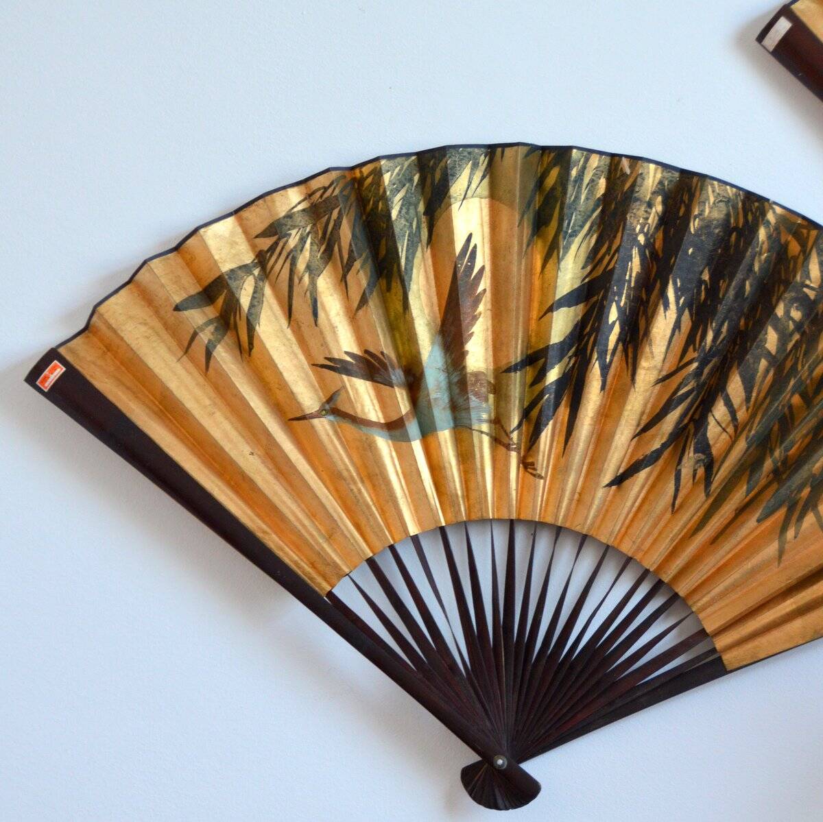 Paire d’éventails chinois dorés, 1960