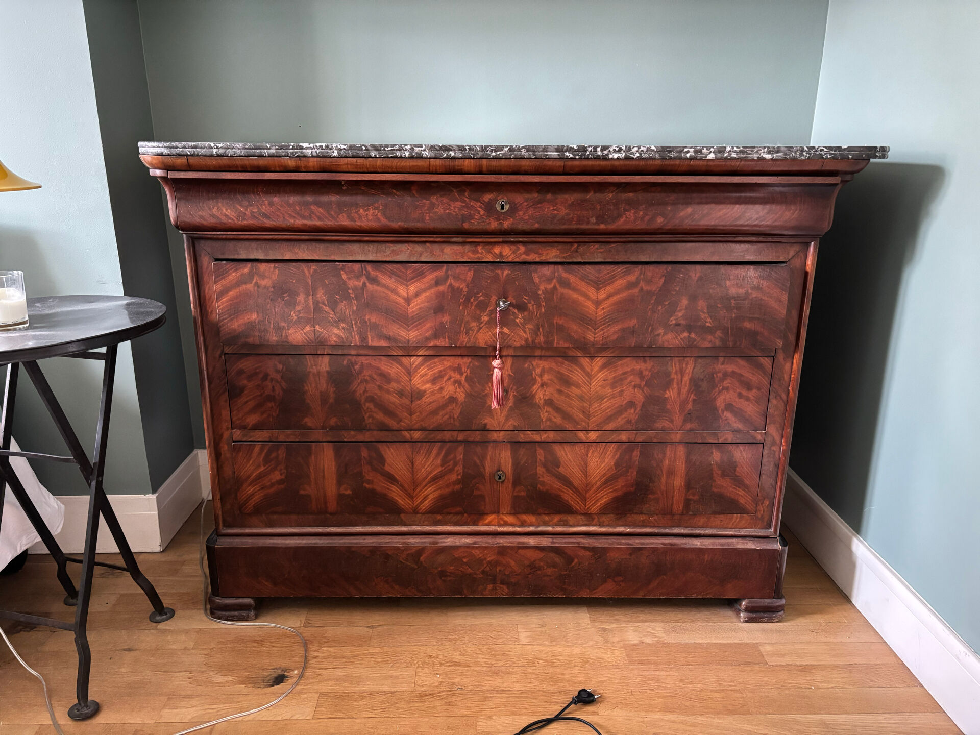 Commode en acajou Louis-Philippe du 19ème siècle avec plateau en marbre