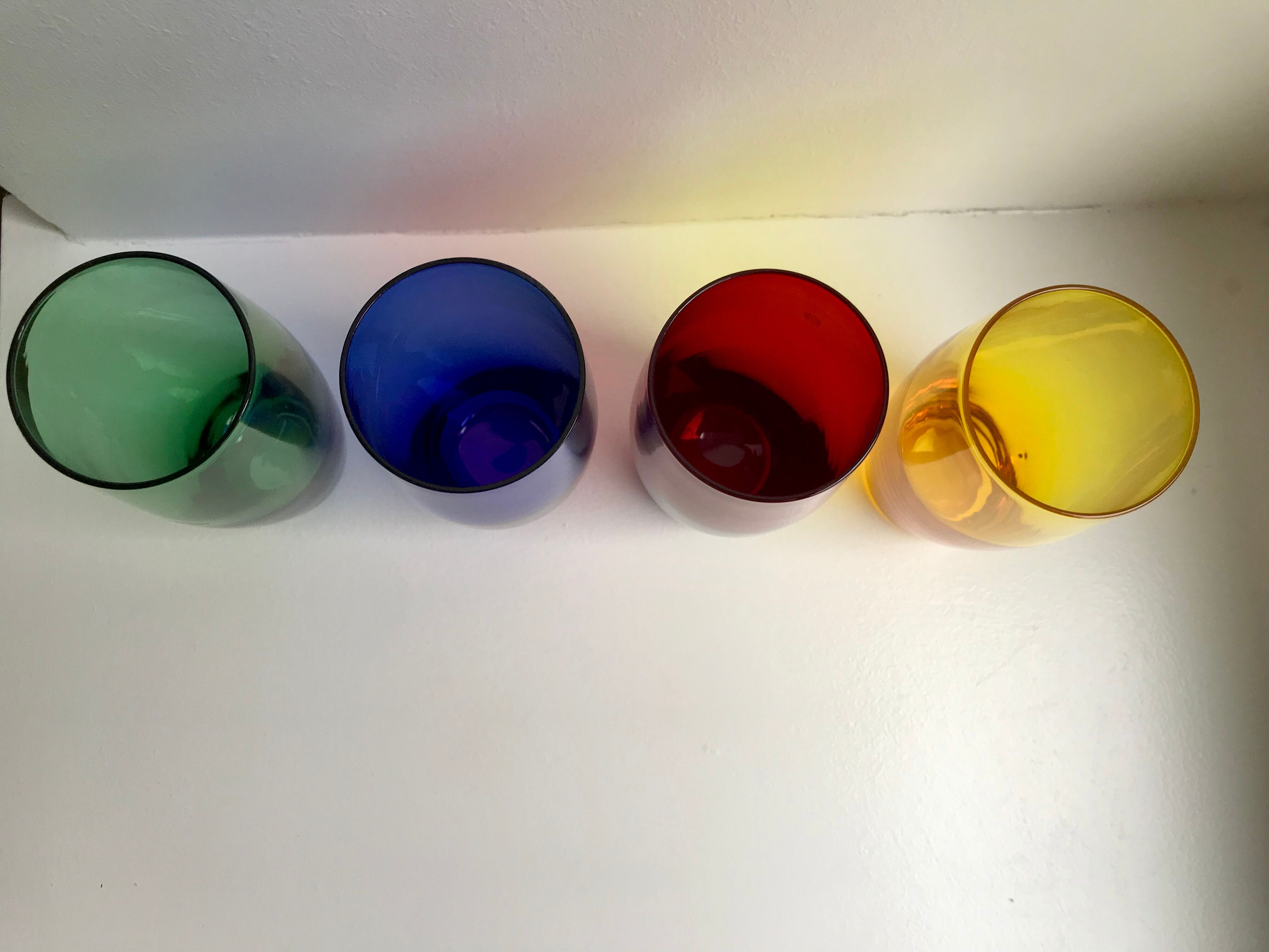 Lot de 4 verres à eau design en verre coloré années 70