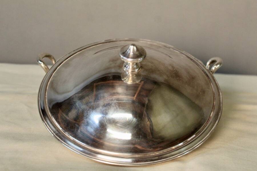 Silver-plated vegetable dish with its lid, hallmark of Santucci Thiebaut.
