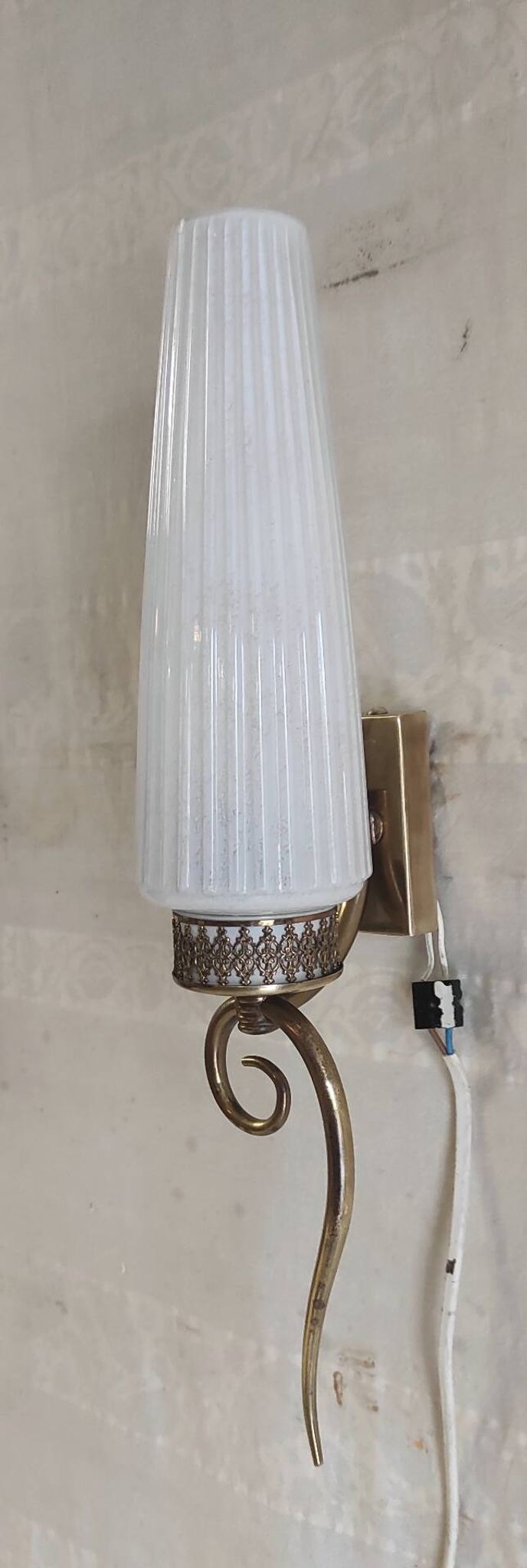 Appliques modernistes en laiton et opaline - mid. XXeme